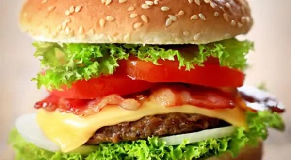 Jak wygląda hamburger? Odkryj jego składniki i wyjątkowe wersje
