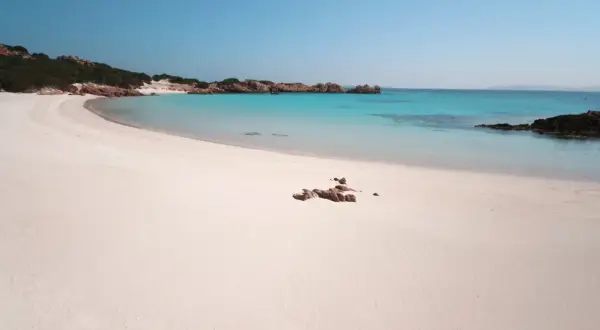Spiaggia rosa e acque turchesi sull'isola di Budelli, un paradiso incontaminato.