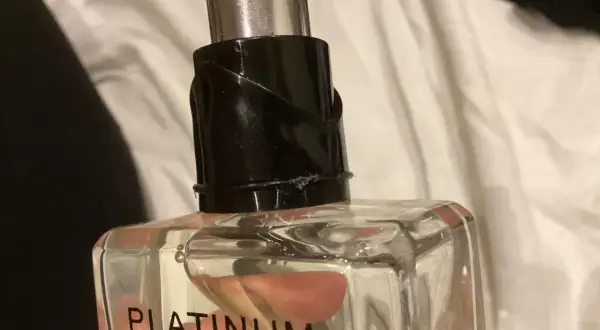 Szklana butelka z płynem, na której widnieje napis CHANEL PLATINUM EGOISTE.