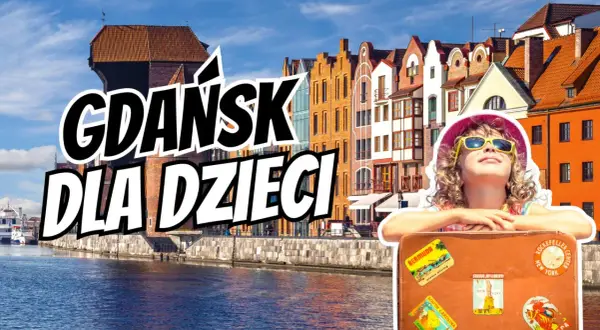 Gdańsk atrakcje dla dzieci: uśmiechnięta dziewczynka w kapeluszu i walizka z naklejkami z podróży na tle malowniczej starówki.