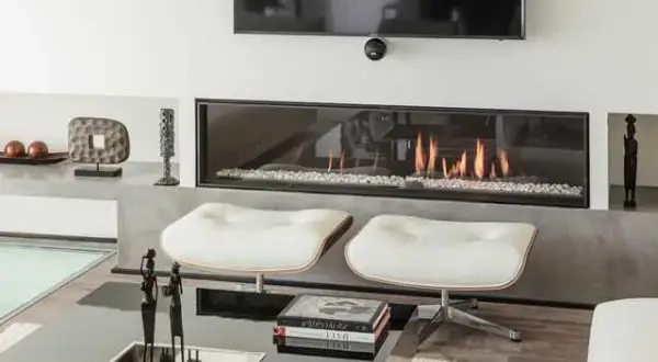 Chimenea y TV en salones pequeños: ¿cómo integrarlos con estilo?