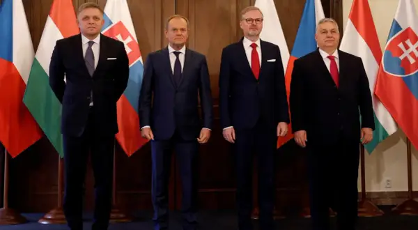 Liderzy państw Grupa Wyszehradzka: Czech, Słowacji, Węgier i Polski stoją przed flagami swoich krajów.