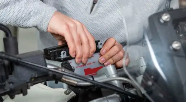 Podłączanie akumulatora w motocyklu: Krok po kroku i bez błędów!