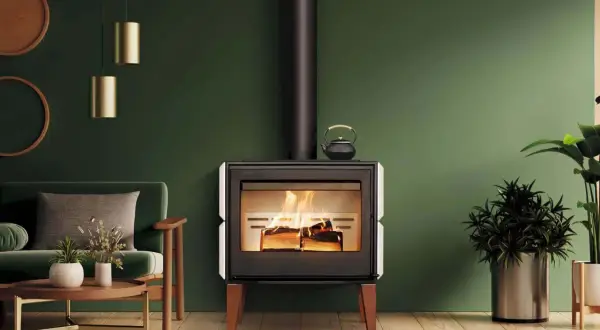 Moderner Kaminofen mit brennendem Holz. Die Luftzufuhr ist optimal eingestellt, um das Feuer lange brennen zu lassen.