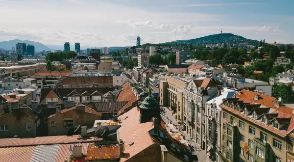 Sarajewo czy jest bezpiecznie? Odkryj prawdę o bezpieczeństwie turystów