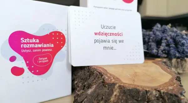 Gra "Sztuka rozmawiania" zachęca do głębszych rozmów. Karta pyta: "Uczucie wdzięczności pojawia się we mnie...".