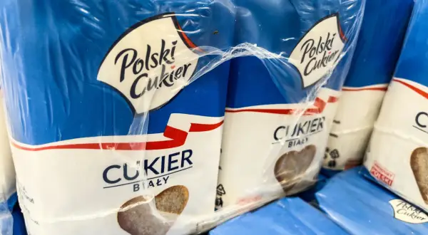 Paczki cukru białego z napisem "Polski Cukier" i "Produkt Polski". To jest nasz polski cukier.