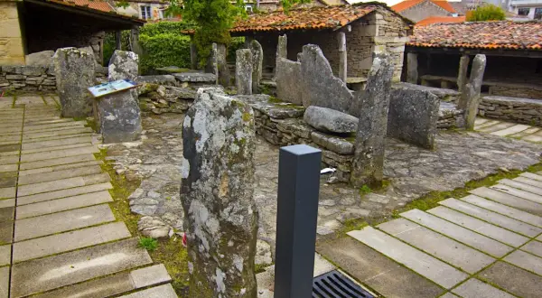 Antiguos os pendellos de piedra, con tejados de teja y muros de mampostería, evocan la historia rural.
