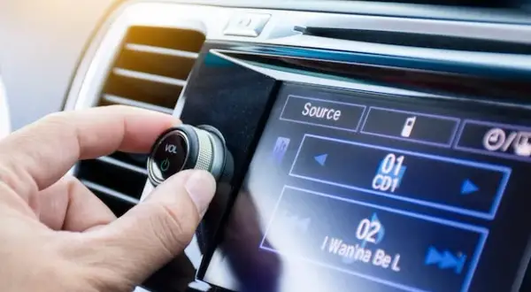 Jak podłączyć radio samochodowe na krótko i uniknąć problemów