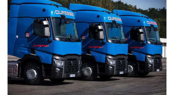 Trois camions bleus Dupessey alignés, symboles de la meilleur marque de camion poids lourd au monde.
