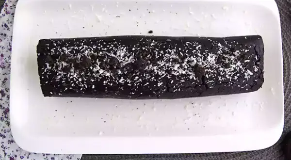 Mörk chokladrulle med kokosflingor, en läcker oreo sushi-inspirerad dessert.