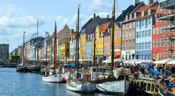 Kolorowe kamienice i żaglowce w malowniczym porcie Nyhavn w Kopenhadze.