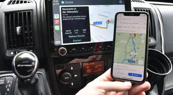 Collegare il telefono allo stereo con cavo USB per navigare. Il display mostra la mappa e la rotta.