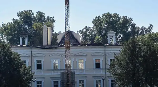 Pałac w Konarzewie sprzedany. Trwa remont, widać żuraw budowlany i materiały na trawniku.