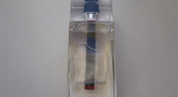 Elegancka butelka Dior Homme Sport, idealna dla aktywnego mężczyzny.