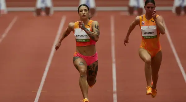 Ewa Swoboda biegnie po rekord na 100 m. Widać jej tatuaże i skupienie na twarzy.