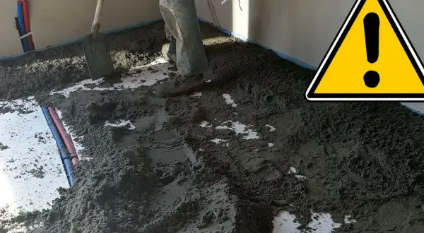 Prace nad nową posadzką w toku. Mieszanka betonowa czeka na rozprowadzenie.