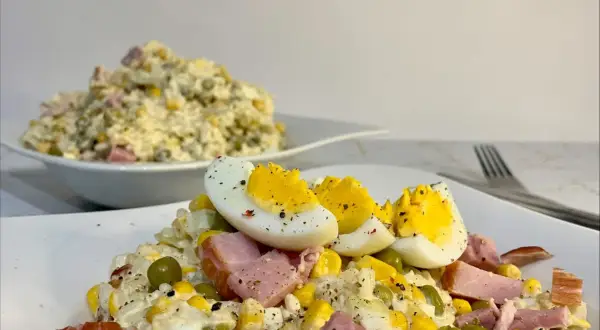 Szybka sałatka z ryżem i jajkiem, z dodatkiem kukurydzy, groszku i szynki, idealna na szybki lunch.