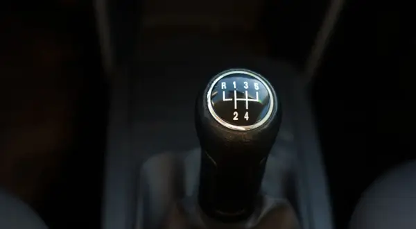 Le levier de vitesse est au point mort, prêt à démarrer.