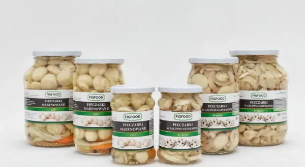 Sześć słoików z marynowanymi pieczarkami Figfood: całe i krojone, w zalewie naturalnej.