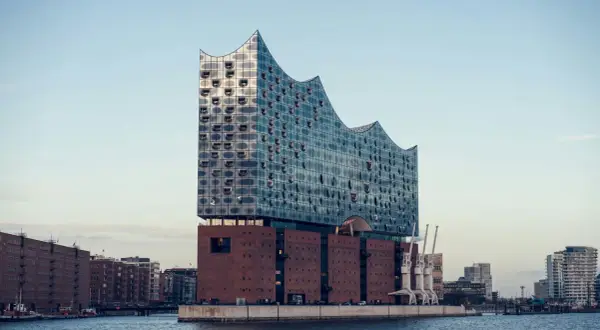 Elbphilharmonie in Hamburg, ein architektonisches Meisterwerk, das anlässlich des Kirchentag 2029 Besucher empfängt.