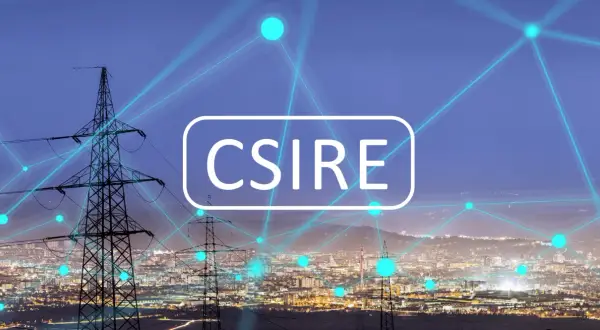 Sieć energetyczna miasta nocą, z liniami przesyłowymi i neonowym napisem "CSIRE".