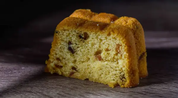 Rebanada de pan dulce con pasas, perfecta para acompañar tu café. ¡Una receta fácil y deliciosa!