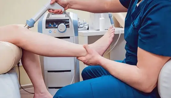 Rehabilitacja kolana: Cennik, NFZ, ukryte koszty i jak oszczędzić?