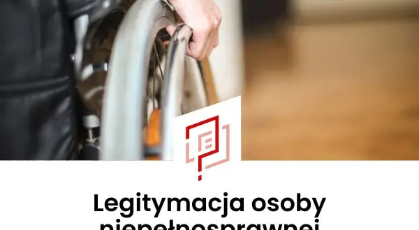 Dłoń chwyta koło wózka inwalidzkiego. Pod spodem napis: "Legitymacja osoby niepełnosprawnej".