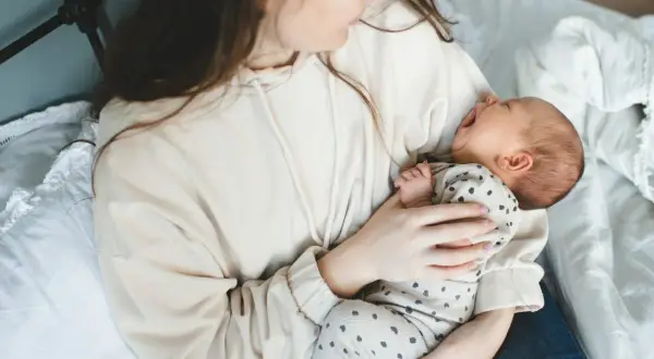 Mama tuli tulista niemowlaka, który właśnie zaczął płakać.