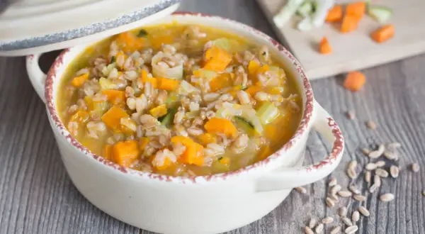 Minestra di Farro e Verdure: Ricetta Facile, Gustosa e Salutare