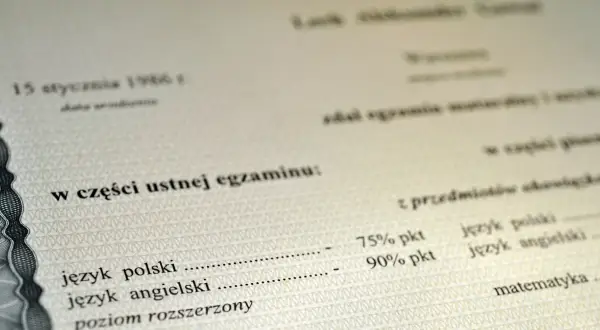 W jakim wieku pisze się maturę? Odkryj ważne różnice w szkołach