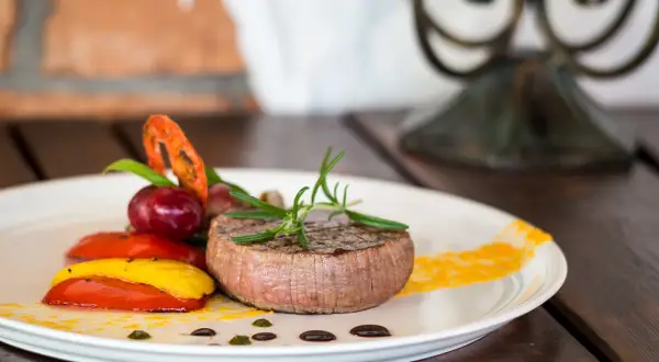 Gdzie zjeść w Kudowie-Zdroju? Odkryj najlepsze restauracje i dania
