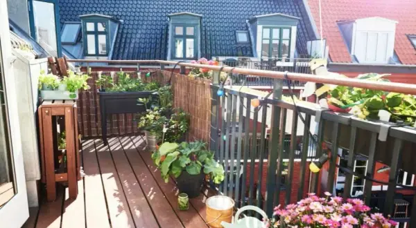 Czym tanio wyłożyć balkon? Tanie i łatwe sposoby na metamorfozę