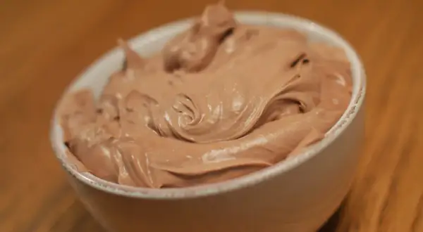 En skål med krämig chokladkräm, perfekt för en tårta med dumlefluff.