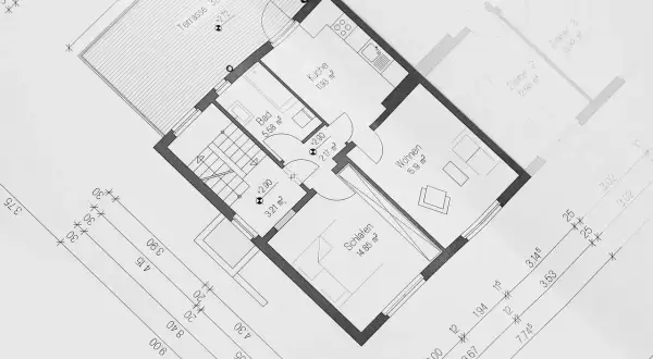 Projekt zagospodarowania terenu z widokiem na rzut parteru domu z kuchnią, salonem, sypialnią i łazienką.