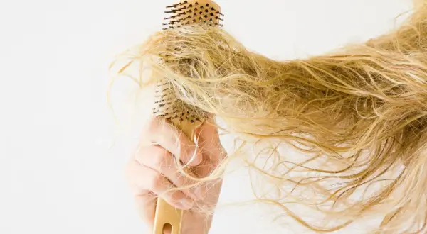 Zastanawiasz się, co zrobic, żeby włosy się nie puszyły? Zobacz, jak szczotka radzi sobie z plączącymi się, blond pasmami.
