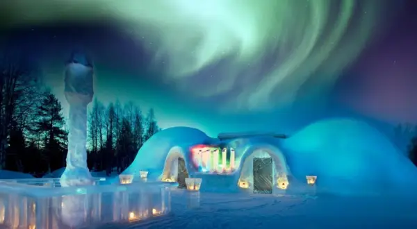 Lodowy bar i igloo pod rozgwieżdżonym niebem, gdzie tańczy zorza polarna. Helsinki zimową nocą.