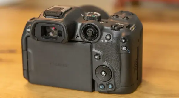 Tył aparatu Canon R7 z uchylnym ekranem. Sprawdź atrakcyjną canon r7 cena i możliwości tego sprzętu.