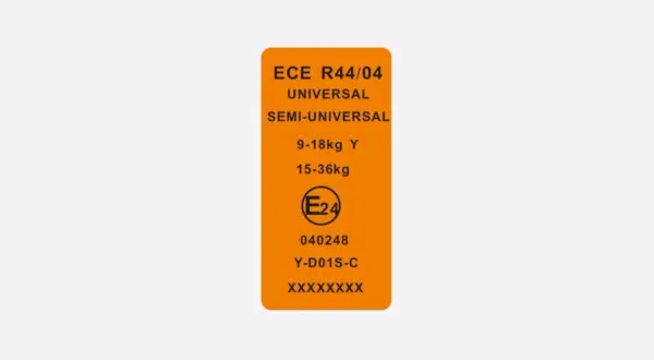 Orange Aufkleber mit ECE R44/04 Zulassung für Kindersitze, Universal/Semi-Universal, Gewichtsklassen 9-18kg und 15-36kg.
