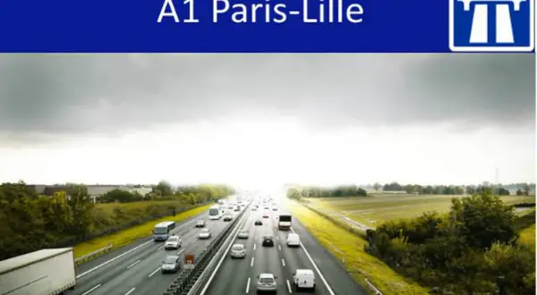 Trafic dense sur l'autoroute A1 Paris-Lille sous un ciel couvert. Des voitures et camions circulent sur plusieurs voies.