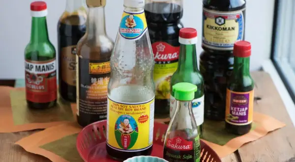 Flera flaskor sojasås, inklusive Kikkoman och Sakura Japansk Soja. Sojasås görs av fermenterade sojabönor, vete, salt och vatten.
