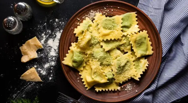 Co to jest tortellini? Poznaj sekrety włoskich pierożków i ich smak