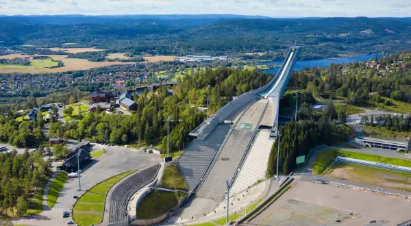 Holmenkollen Skischanze, ein Wahrzeichen von Oslo, ragt majestätisch empor. Ein Muss für jeden Besucher, der die Oslo Highlights erleben möchte.
