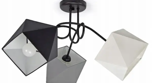 Nowoczesny żyrandol z diamentami w kształcie geometrycznych brył, w kolorach czarnym, szarym i białym, z metalową czarną podstawą.
