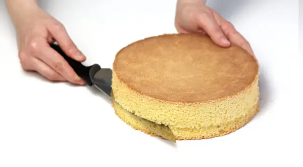Jak pokroić tort, by się nie kruszył? Sekrety idealnych porcji!