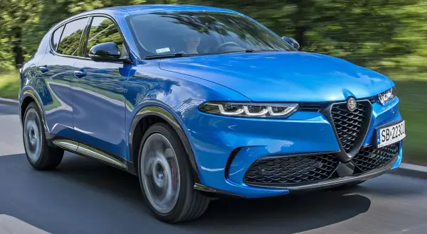 Niebieskie Alfa Romeo Tonale w ruchu, idealne do miasta. Sprawdź alfa romeo tonale wymiary, by poznać jego kompaktową sylwetkę.