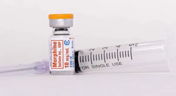 Czy morfina przyspiesza śmierć? Prawda o leczeniu bólu w hospicjum