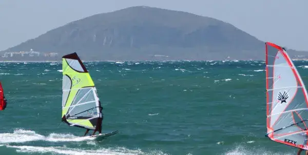 Windsurfing w Wielkiej Brytanii: Przewodnik po spotach i poradnik dla Polaków