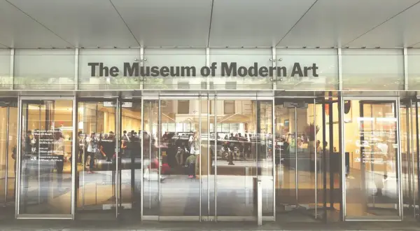 Wejście do MoMA. Ludzie wchodzą do Muzeum Sztuki Nowoczesnej.
